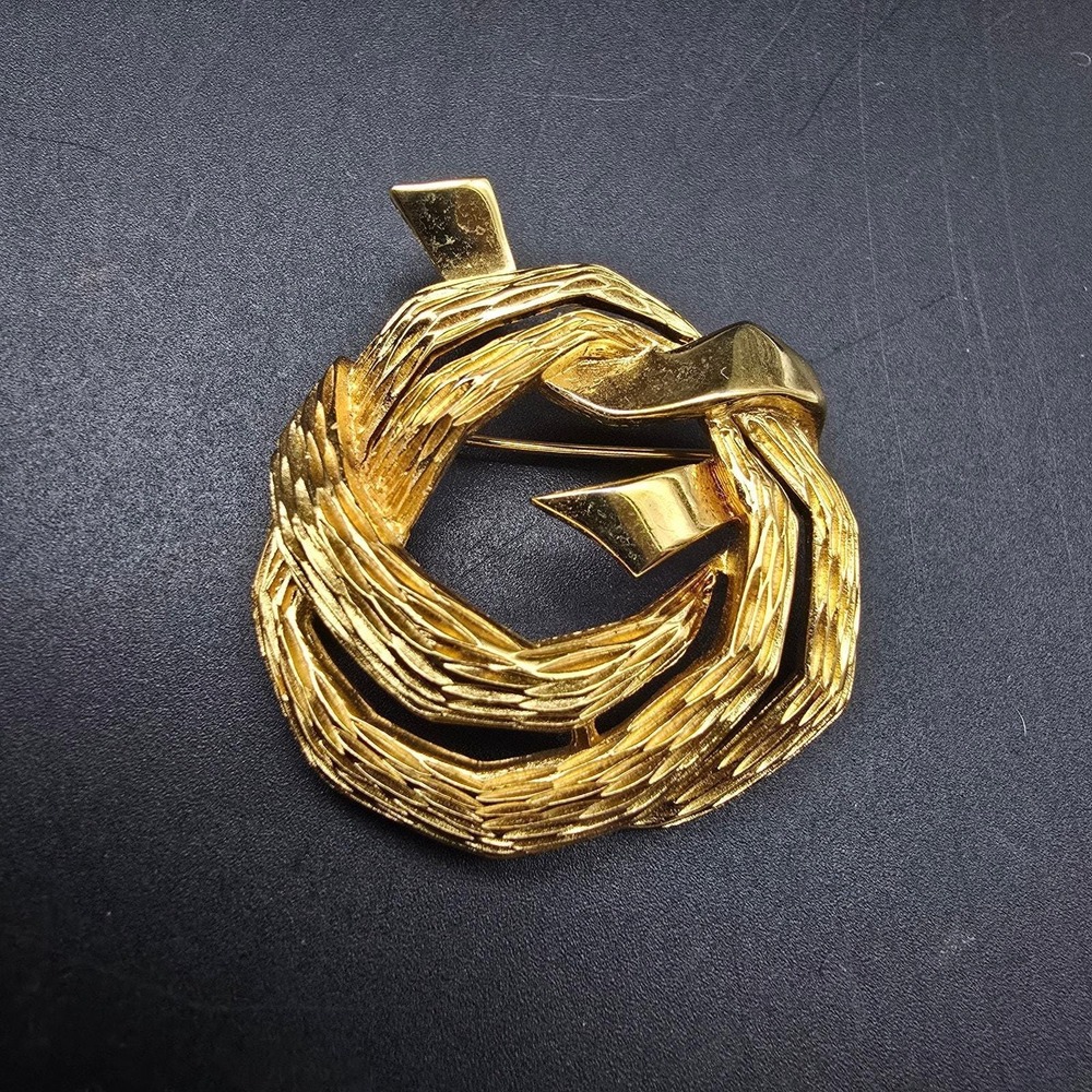 Crown Trifari Twisted Wreath Brooch Gold Tone Vintage Costume Jewelry